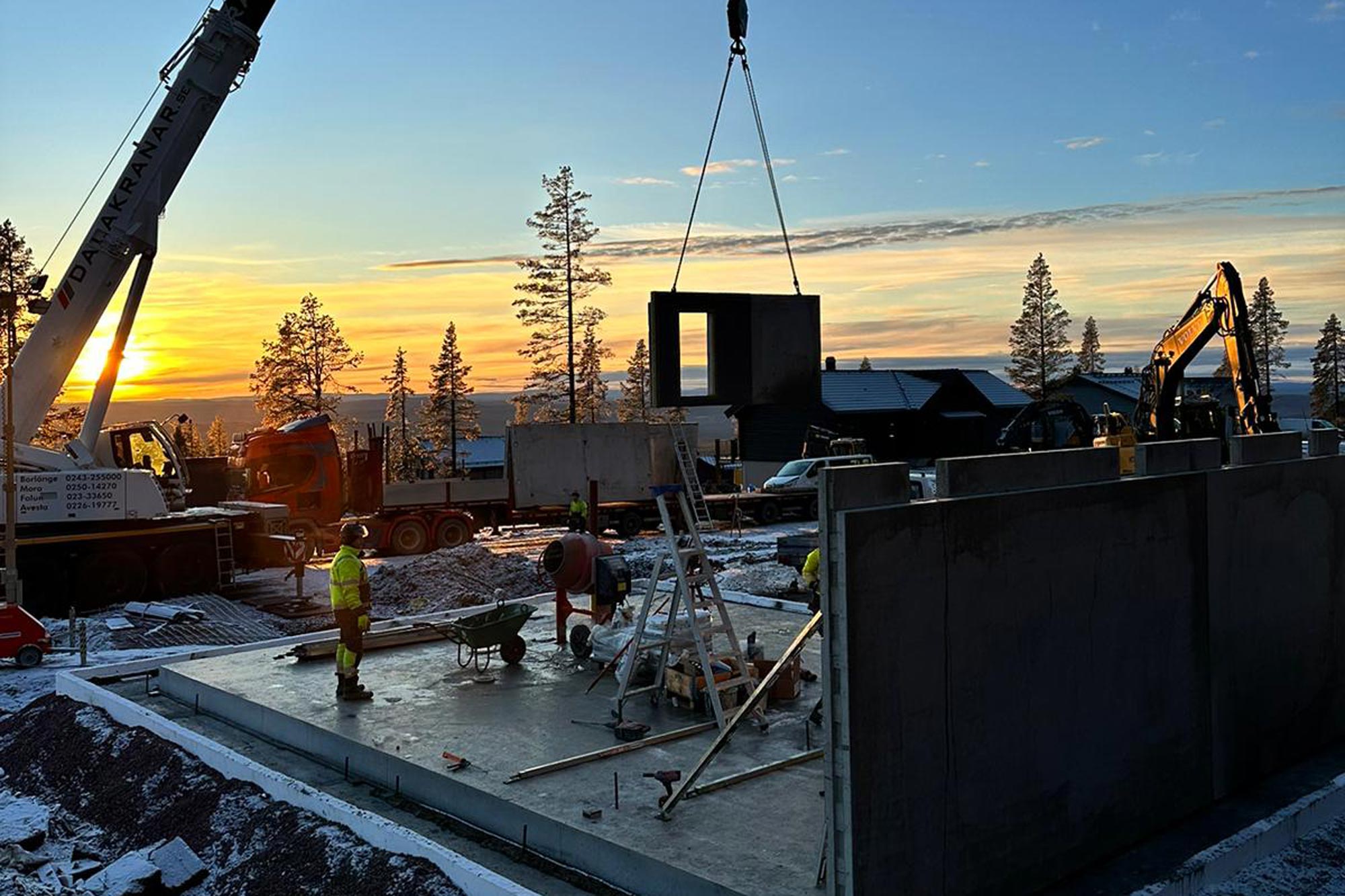 Byggarbetare i solnedgång