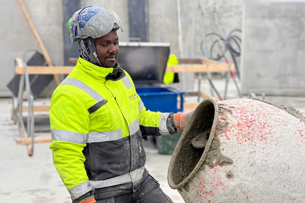 Personer i reflexkläder som arbetar på en byggarbetsplats