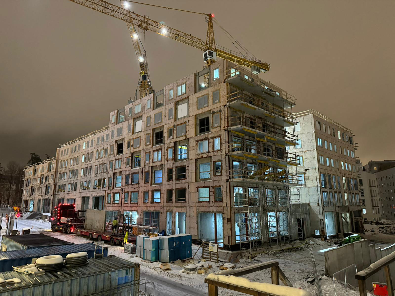 Ett våningshus håller på att byggas
