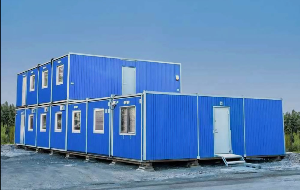 Flera blåa byggbodar